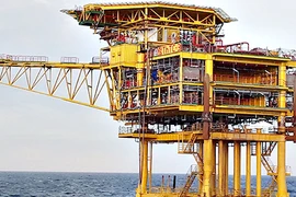 Giàn Thỏ trắng 3 khai thác dòng dầu đầu tiên