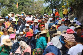 Hàng vạn người rồng rắn, chen lấn để lên núi xin phúc lộc