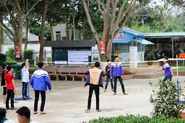 Nghệ An: Lội bùn thăm trường thưởng Tết giáo viên 30.000 đồng