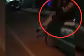 Xuất hiện clip taxi Mai Linh hất người lên nóc capo rồi bỏ chạy