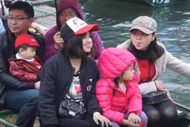 Nguy hiểm đò Tràng An không có áo phao, chở quá tải