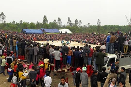 Lạ lùng dịch vụ móc túi du khách tại lễ hội đền Đức Hoàng