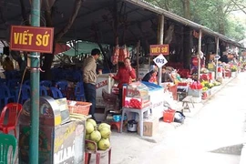 Du khách bị chèo kéo xem bói ở Côn Sơn - Kiếp Bạc