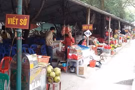 Du khách bị chèo kéo xem bói ở Côn Sơn - Kiếp Bạc