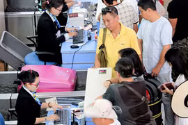 Khách Trung Quốc “ăn vạ” ở sân bay, không chịu về nước