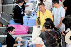 Khách Trung Quốc “ăn vạ” ở sân bay, không chịu về nước