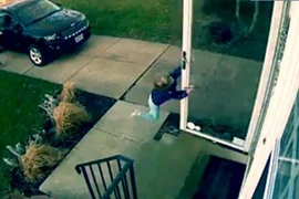 Tai nạn hi hữu: Em bé mở cửa bị gió cuốn bay