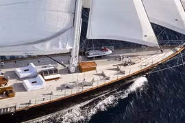 Bên trong du thuyền rao bán gần 10 triệu USD của James Bond