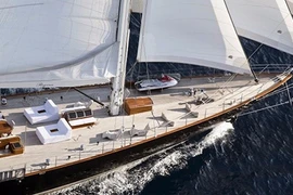 Bên trong du thuyền rao bán gần 10 triệu USD của James Bond