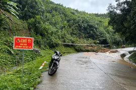 Quảng Ngãi: Sạt lở ngập lụt, chia cắt nhiều tuyến đường miền núi