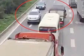 Xe chạy ngược chiều: Phải chăng mức xử phạt chưa đủ tính răn đe?