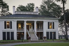 Soi biệt thự kỷ niệm với tình cũ Ben Affleck rao bán 200 tỷ đồng