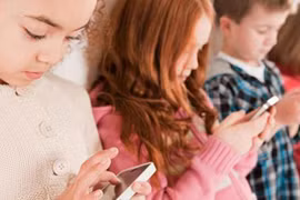 Trẻ nghiện smartphone: Những con số gây sốc