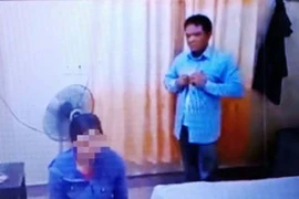 Cách chức trưởng CA xã vào nhà nghỉ với vợ bạn