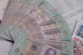 Nhặt được cọc tiền 500.000 đồng, 3 nam sinh tìm người trả lại