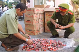 Pháo lậu vào nội địa và chiêu trò lập công ty ma bán hàng