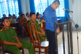 Cầm dao chém vợ nhưng lại đâm chết cha ruột