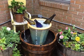 Trang trí sân vườn đẹp lung linh nhờ tận dụng thùng rượu cũ
