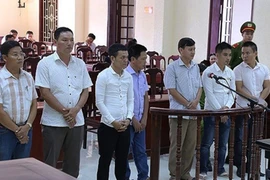 Bí thư phường đánh bạc, nhảy lầu trốn bị cách chức