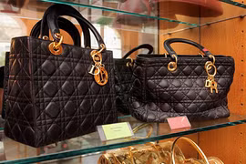 Mua hàng nhái giá cao: Thiếu hiểu biết hay đầu tư khôn ngoan?