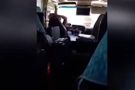 Tài xế gác hai tay sau gáy, lái ô tô bằng chân