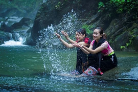 Thác Khe Kèm - dải lụa trắng giữa đại ngàn