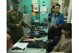 Bán công khai dùi cui điện, dao bấm ở chợ Móng Cái