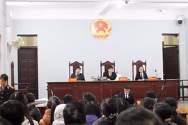 Kiểm sát viên bỏ ra ngoài, HĐXX kêu thư ký... đi tìm