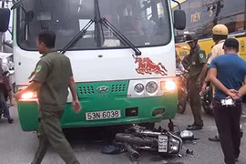 Thoát chết kỳ diệu nhờ bám vào đuôi xe khác