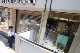 Đi dạo công viên, nhặt được nhẫn kim cương tiền tỉ