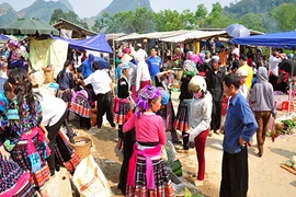 Khách Tây khệ nệ mua thớt, rổ tre, gùi ở chợ phiên Tây Bắc