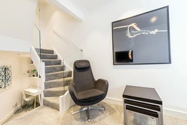 Có gì đặc biệt trong ngôi nhà méo mó giá thuê trên trời?