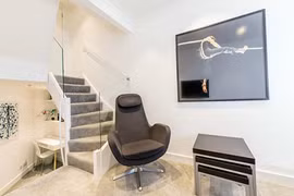 Có gì đặc biệt trong ngôi nhà méo mó giá thuê trên trời?