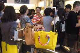 Thời trang "mỳ ăn liền" đổ bộ, chị em sang chảnh phát sốt