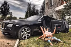 "Ngã sấp mặt" bỗng trở thành mốt chụp ảnh trong hội nhà giàu