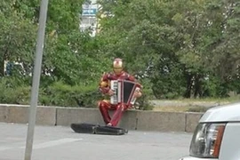Khi Iron Man đã tiêu diệt tất cả kẻ thù nhưng vẫn phải kiếm cơm