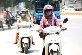 Tại sao Hà Nội trải qua những ngày “nóng phát điên“?