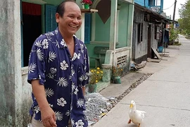 Hy hữu chuyện con vịt theo chủ như hình với bóng