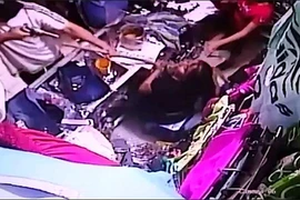 Cướp chĩa súng vào mặt người phụ nữ và diễn biến kinh ngạc