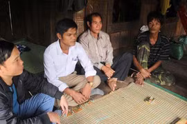 Những đứa trẻ bước qua hủ tục