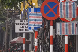 Vì sao nhiều biển báo trên phố Hà Nội bất ngờ bị “bịt mắt”?