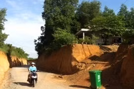 Hiến đất mở rộng đường, nhà dân bị... "thượng" lên đỉnh đồi