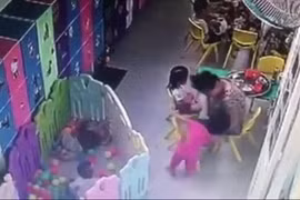 Gia đình bé gái mầm non bị cô giáo tát ngã dúi dụi lên tiếng