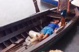 Đang nghe điện thoại, người lái đò bị sét đánh chết