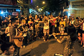 Biểu diễn tại phố đi bộ: Nghệ thuật cao quý, giữ trật tự cũng cao quý