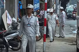 Lột áo tìm cán bộ có hình xăm bị tố vòi vĩnh dân