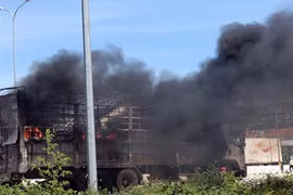 Xe tải đang chạy bị cháy trơ khung giữa quốc lộ