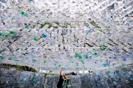 Độc và lạ: Xây nhà bằng 1.500 chai nhựa bỏ đi