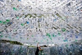 Độc và lạ: Xây nhà bằng 1.500 chai nhựa bỏ đi