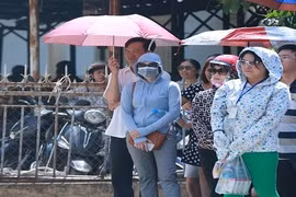 Phụ huynh căng sức đợi con thi dưới “siêu nóng” 45 độ